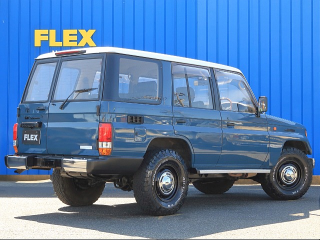 リアゲートは、観音扉となります！観音扉のメリットは、少ないスペースで開閉が可能となりますので狭い駐車場でも大活躍します★