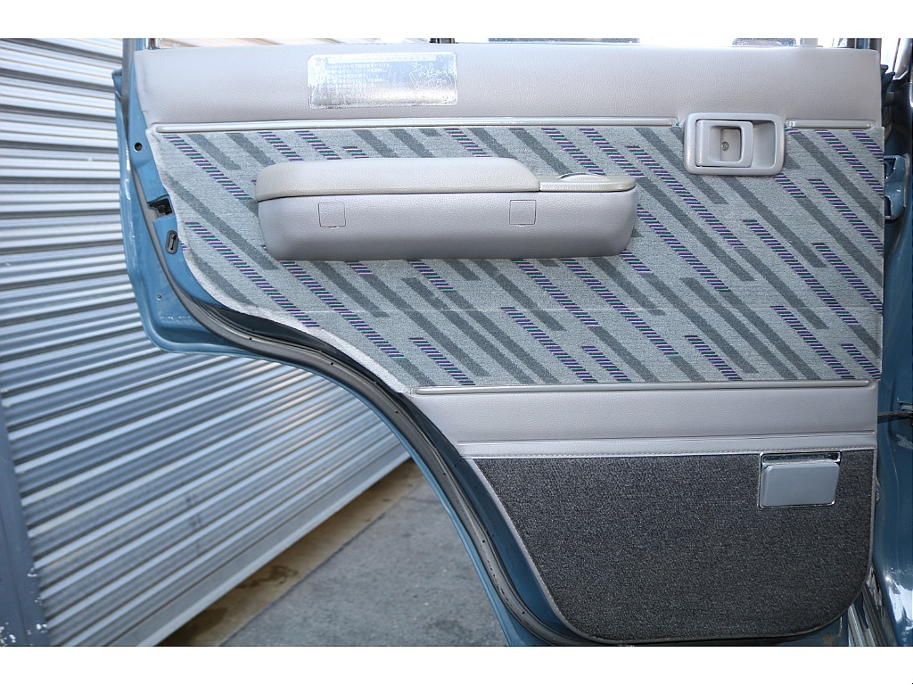 助手席側のセカンドシートの内張り