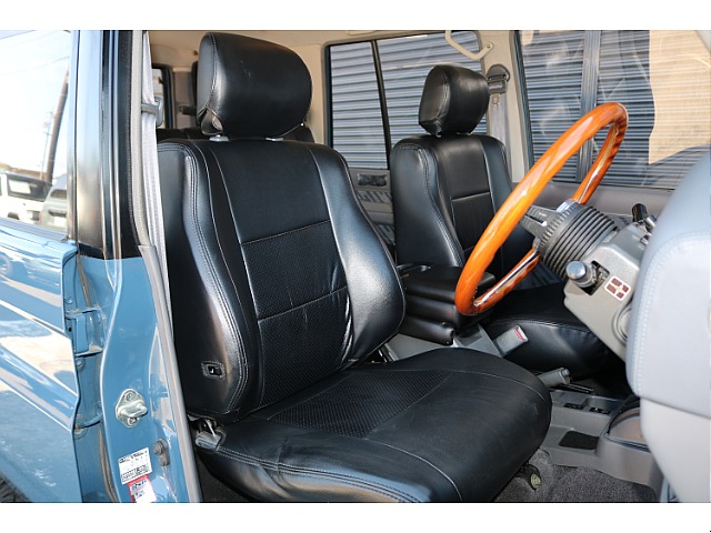 ブラックのシートカバー×ナルディのステアリングがいい味出しています♪