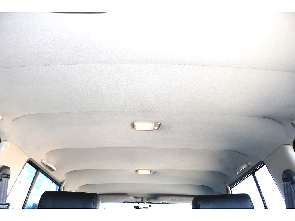 天張りになります！中古車ではたまにヤニ汚れで真っ黒なお車などもありますので中古車選びでは重要なチェックポイントです！