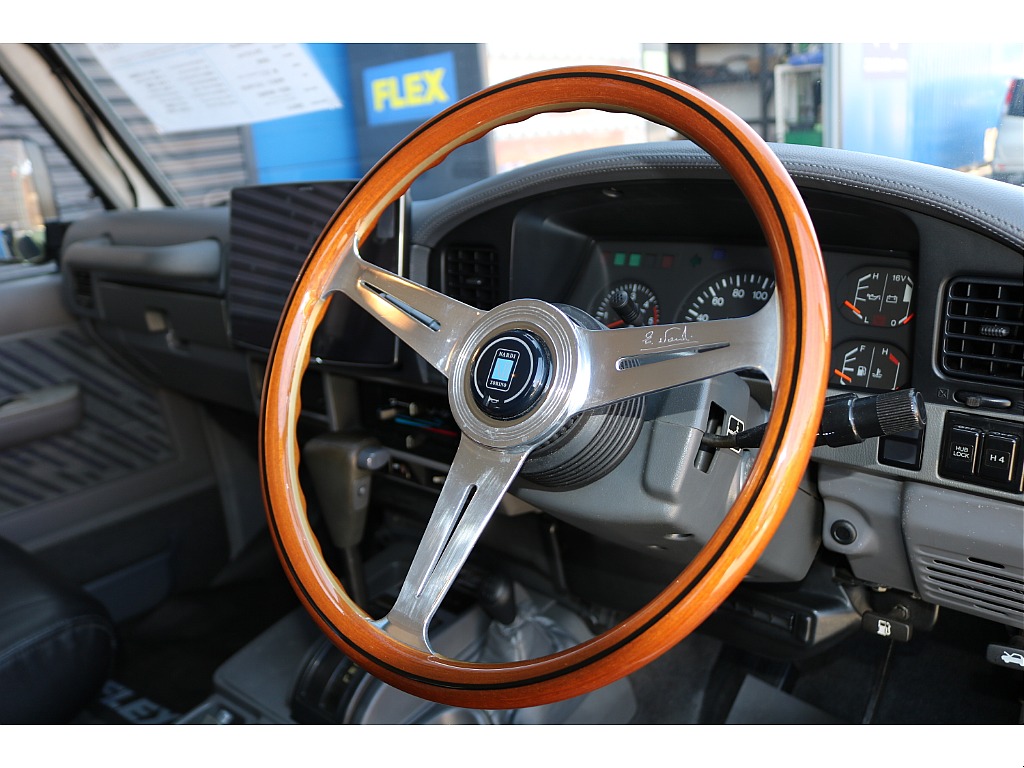 ステアリングはFLEXオリジナルのナルディステアリングです
