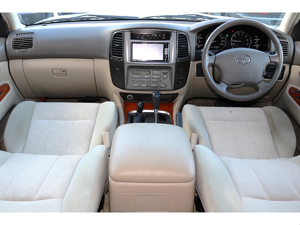 お客様お好みのシートカバーの取り付けも大歓迎です！キャメルやブラウン、レザーとファブリックのコンビネーションなど、オリジナリティ満載の車両を作りましょう！！