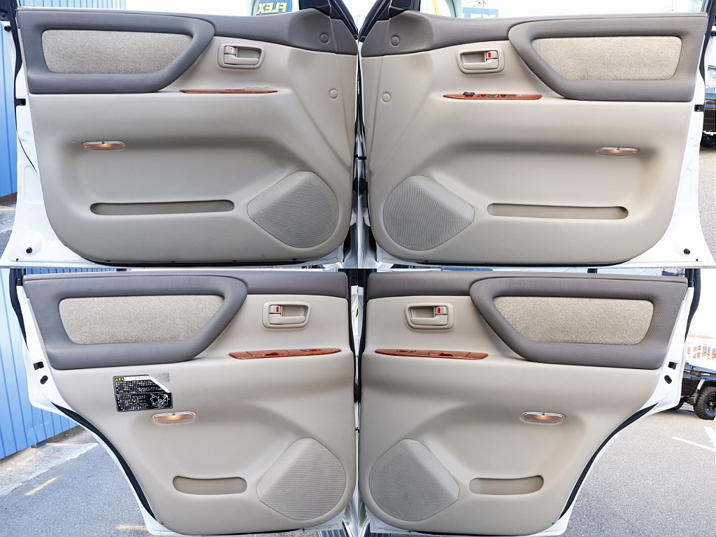 汚れの目立ちやすいシートカラーですが、目立った汚れもなく状態も良いです。