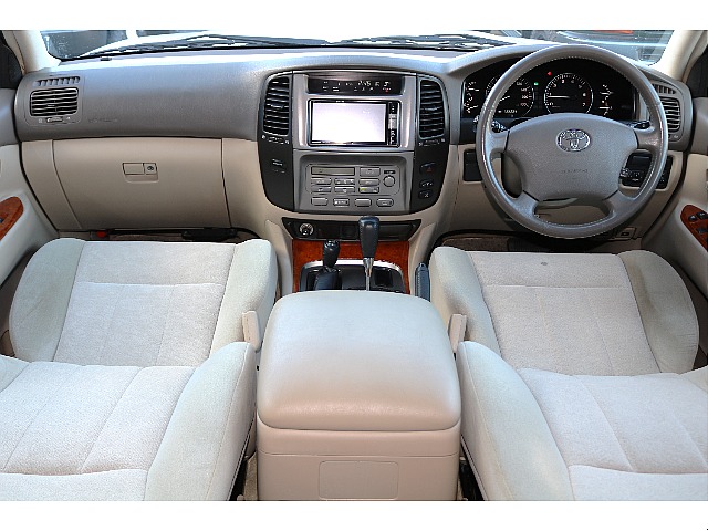 お客様お好みのシートカバーの取り付けも大歓迎です！キャメルやブラウン、レザーとファブリックのコンビネーションなど、オリジナリティ満載の車両を作りましょう！！