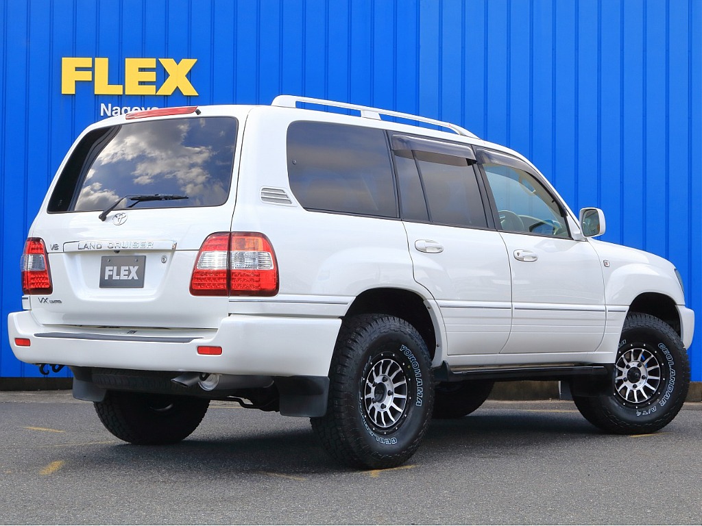 リアゲートは上下開きとなります。リアゲートに座りピクニックをしたり、キャンプの際にはコーヒーを飲んで優雅なモーニングを過ごすのも良いですね♪