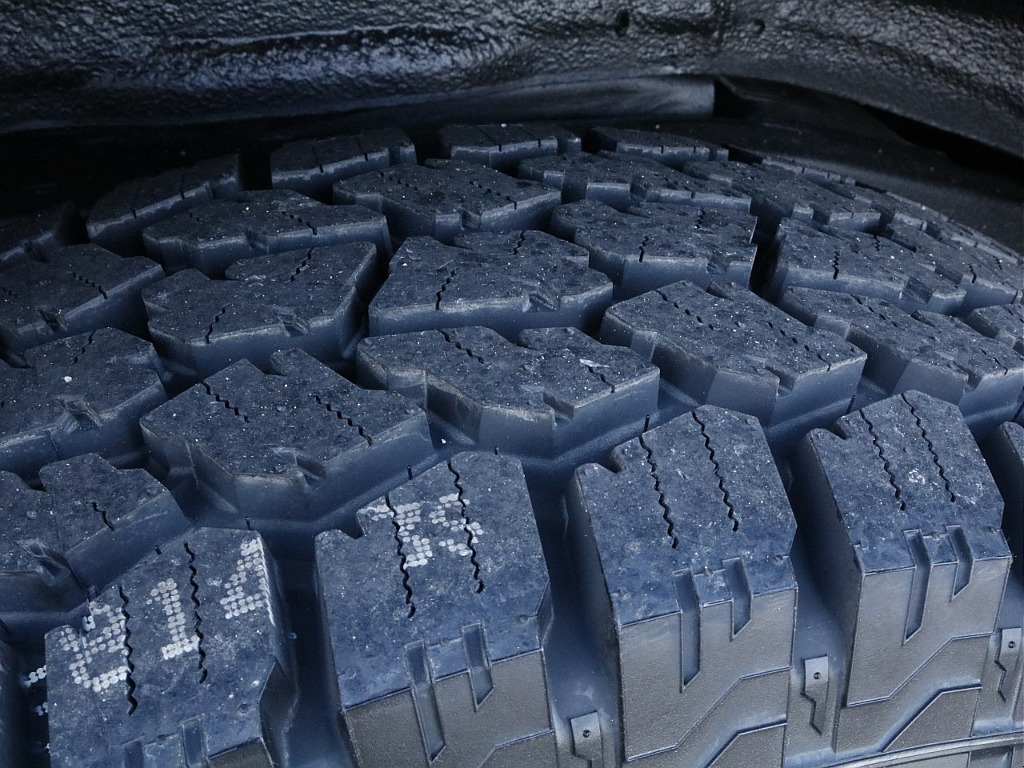 タイヤ溝は御覧の通りです。