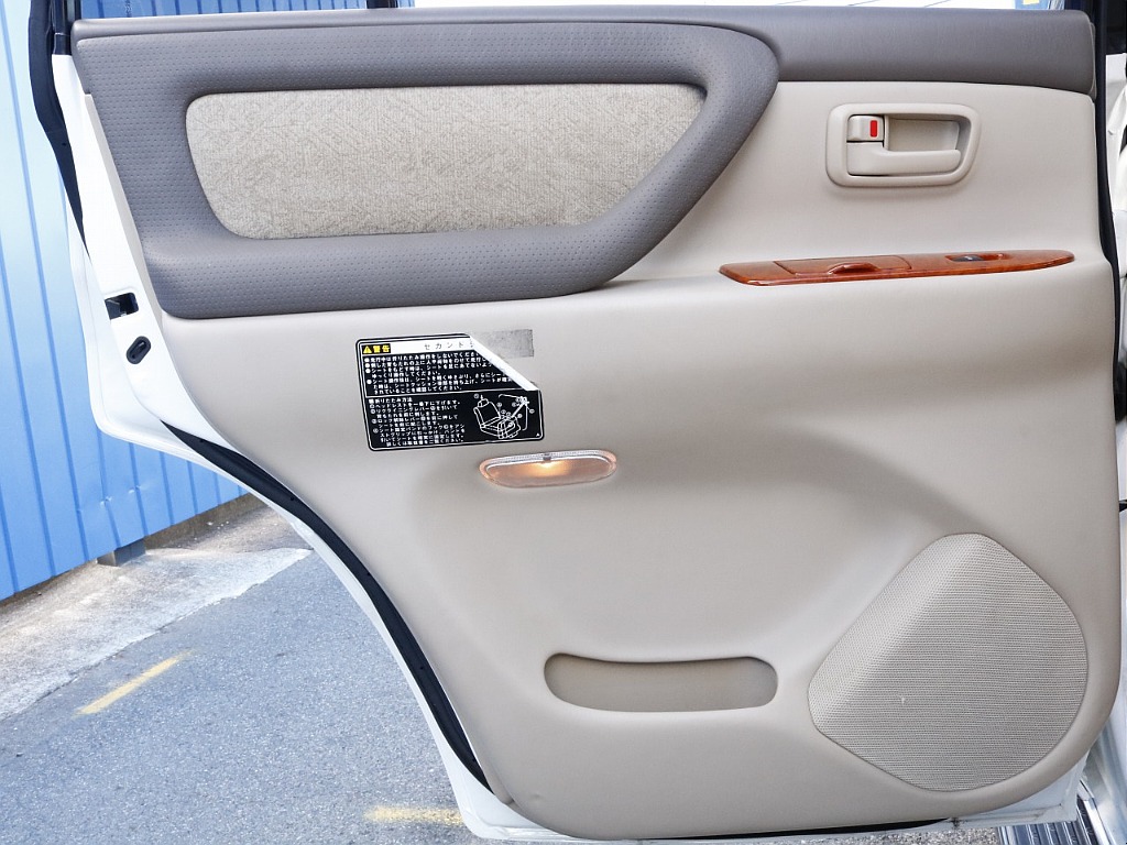 助手席側のセカンドシートの内張り