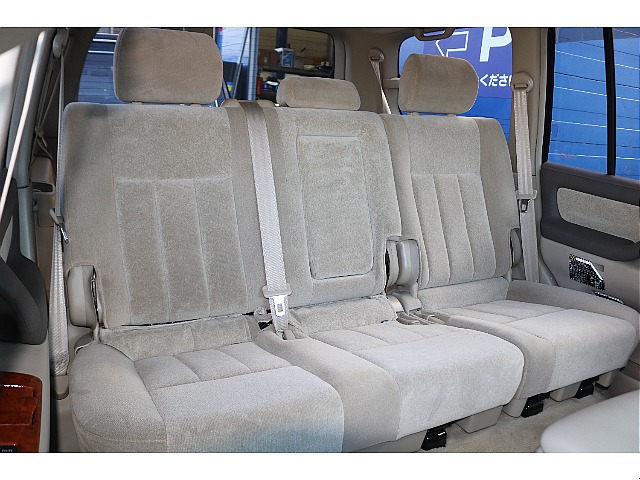 セカンドシートはゆったりと座れるベンチシート♪チャイルドシートの取付けも可能となります。