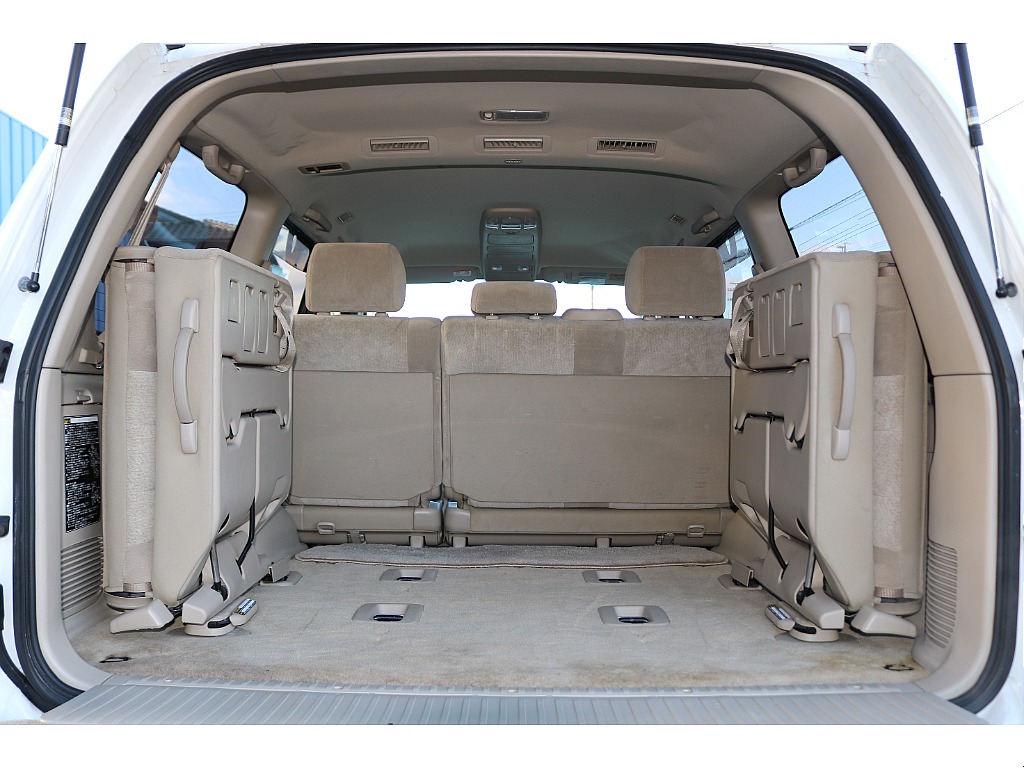 3列目は使わない時は跳ね上げればラゲッジルームに♪大人数でのお出かけが好きなオーナー様にとってもオススメです。