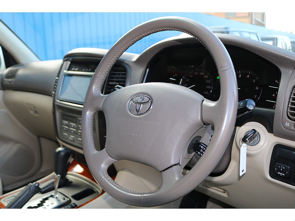 ハンドルは純正ハンドルとなります。当社はカスタマイズを得意としています。変更をご希望の方はお気軽に御申しつけ下さいね♪