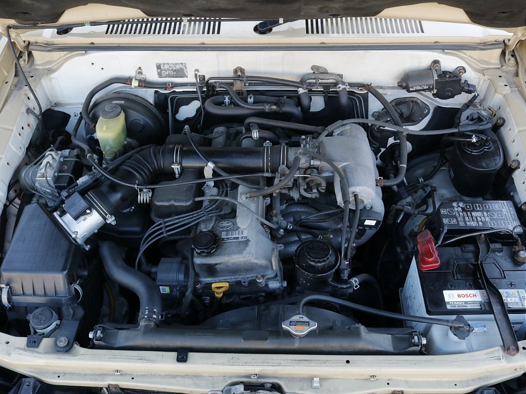 エンジンルームも綺麗な状態です ！