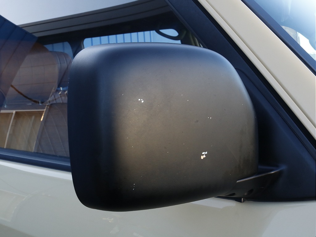 マットブラックのサイドミラー