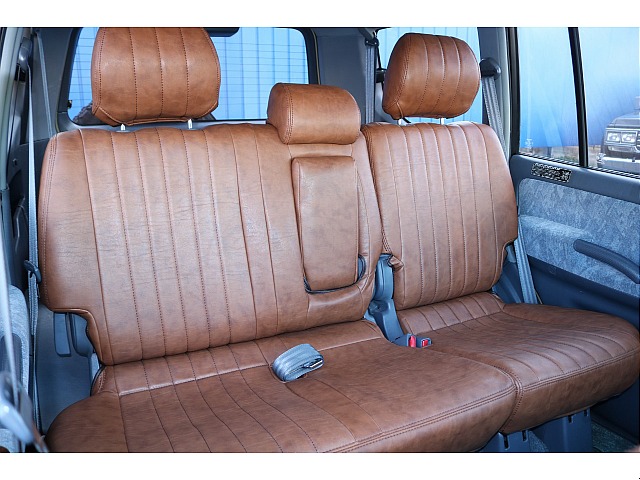 セカンドシートには、チャイルドシートの取り付けも可能です！小さいお子様がいるご家族でも、ファミリーカーとしてご利用出来ます♪