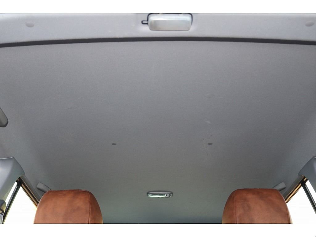 天張りになります！中古車ではたまにヤニ汚れで真っ黒なお車などもありますので中古車選びでは重要なチェックポイントです！