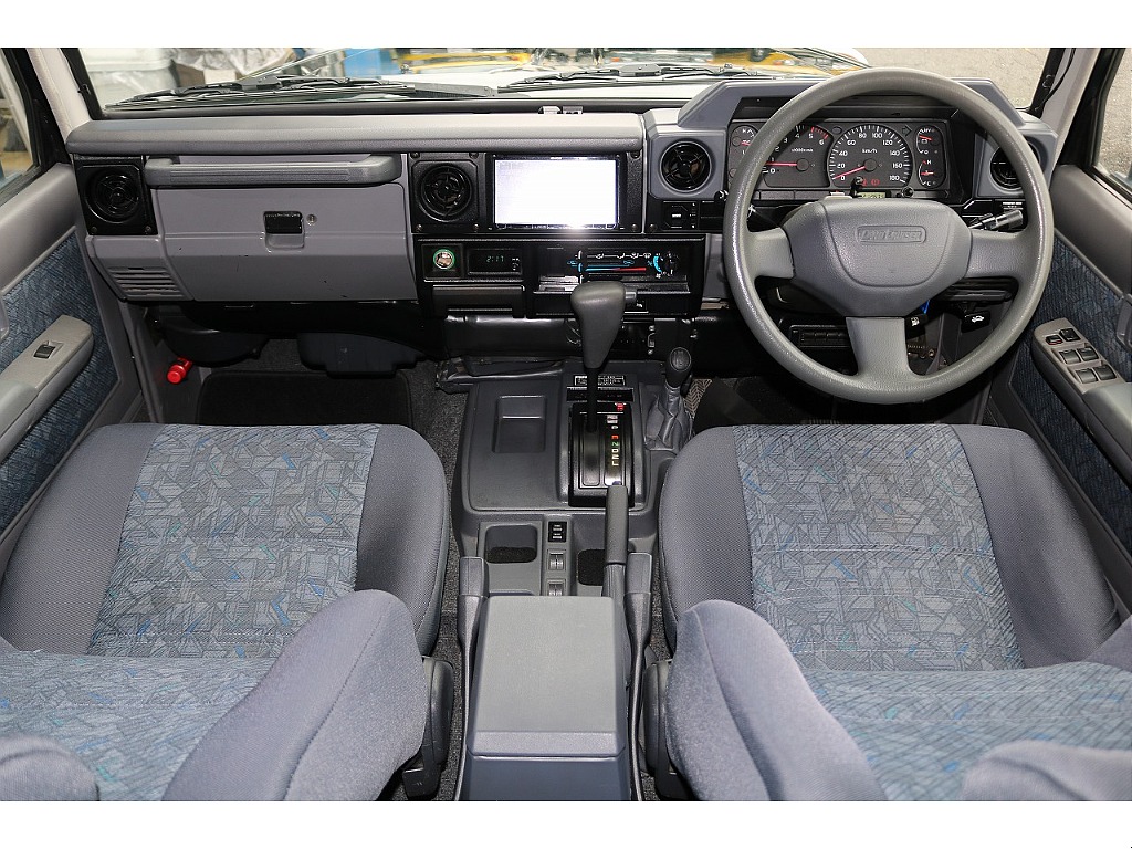 シンプルな作りでスッキリとした内装♪黒で統一されており、素敵なお車です☆