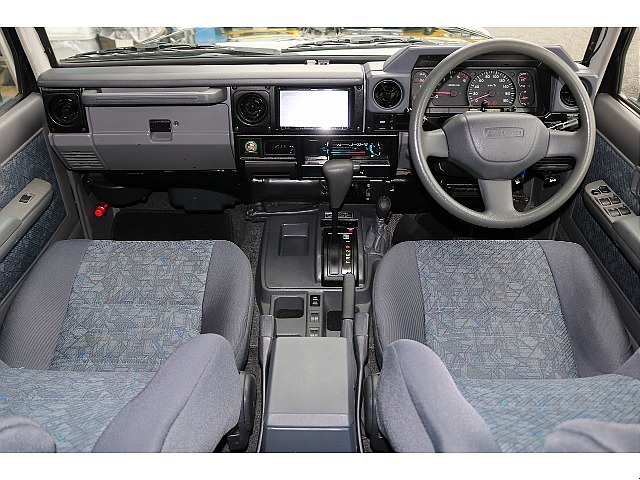 シンプルな作りでスッキリとした内装♪黒で統一されており、素敵なお車です☆