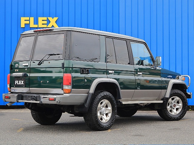 リアゲートは、観音扉となります！観音扉のメリットは、少ないスペースで開閉が可能となりますので狭い駐車場でも活躍します★