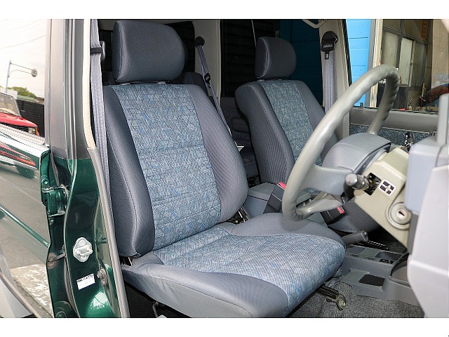 サスペンションシートになります♪お車の中でも滞在時間が長くなる場所です。オーナー様のこだわりが詰まった特等席のサポートをさせて頂ければと思います。