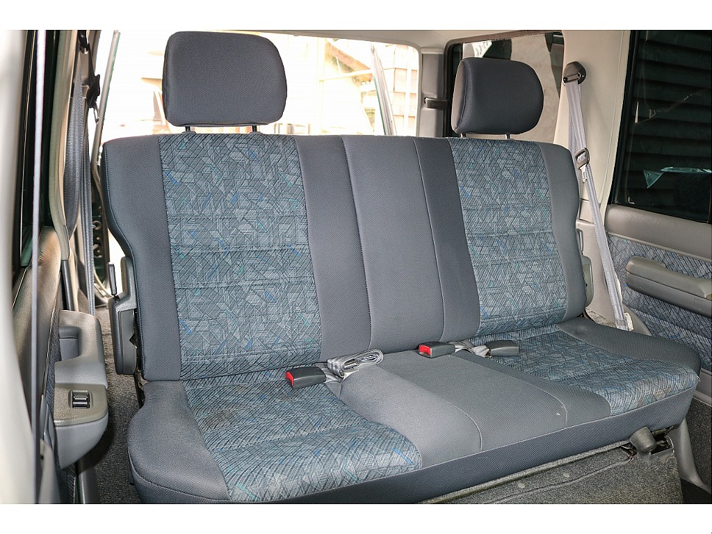 セカンドシートの状態もいいです。ご友人やご家族と楽しいドライブができますね！