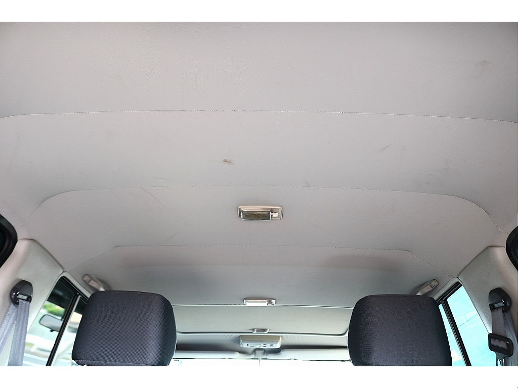 天張りは若干汚れはございますが、まだまだ快適にお乗りいただける状態です♪当社はカスタマイズも得意としていますので、張替をご検討されているお客様いましたら、お気軽にご相談ください♪