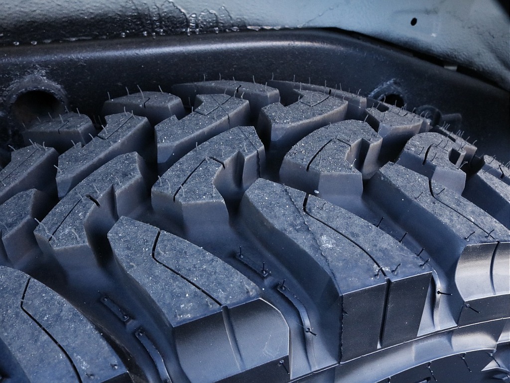 新品タイヤなので溝の心配もございません。