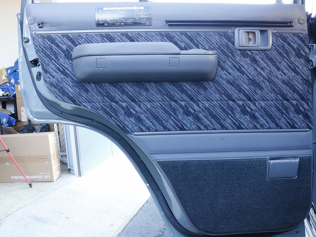 助手席側のセカンドシートの内張り