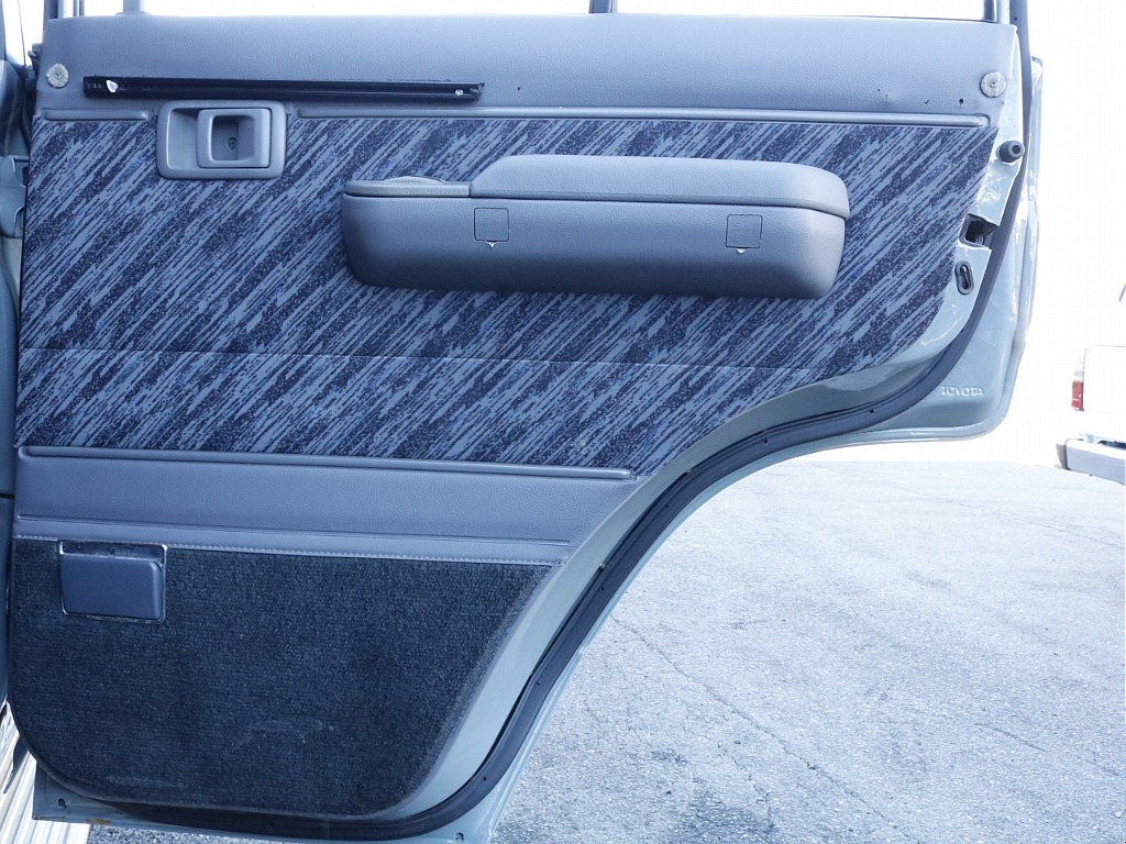 運転席側のセカンドシートの内張り