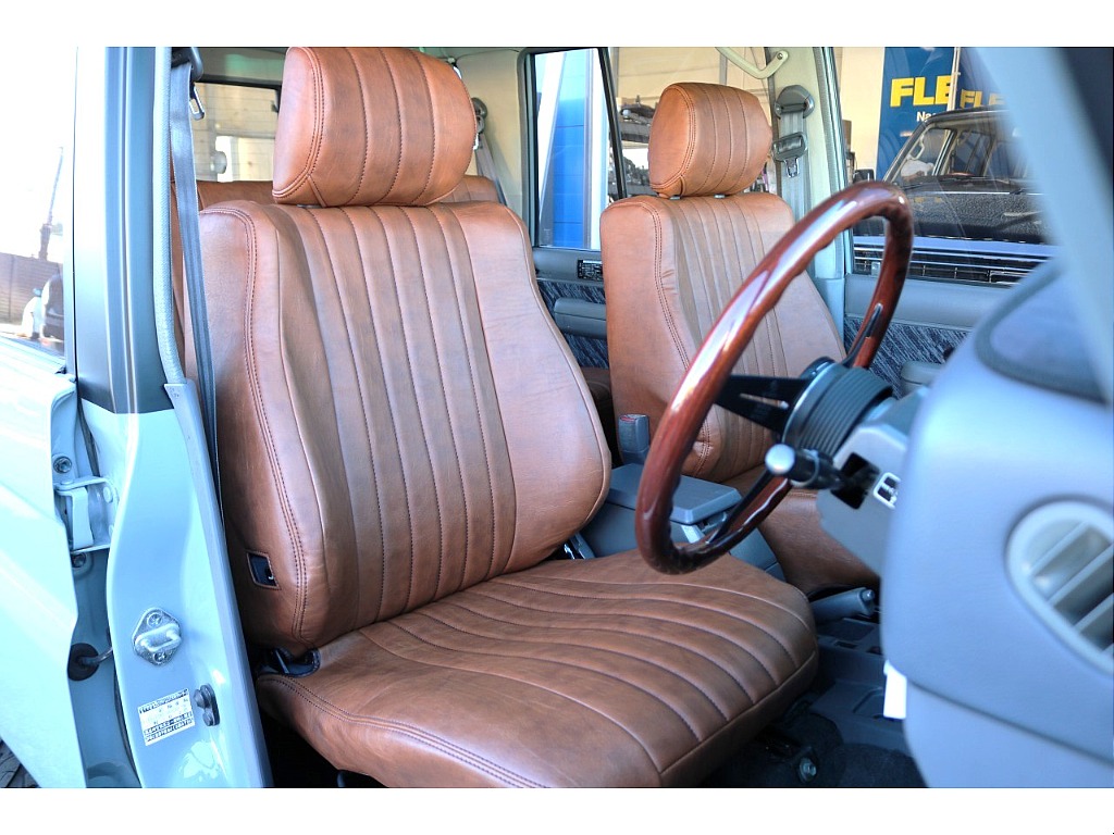 運転席はお車の中でも一番滞在時間が長くなる場所です。オーナー様のこだわりが詰まった特等席のサポートをさせて頂ければと思います。