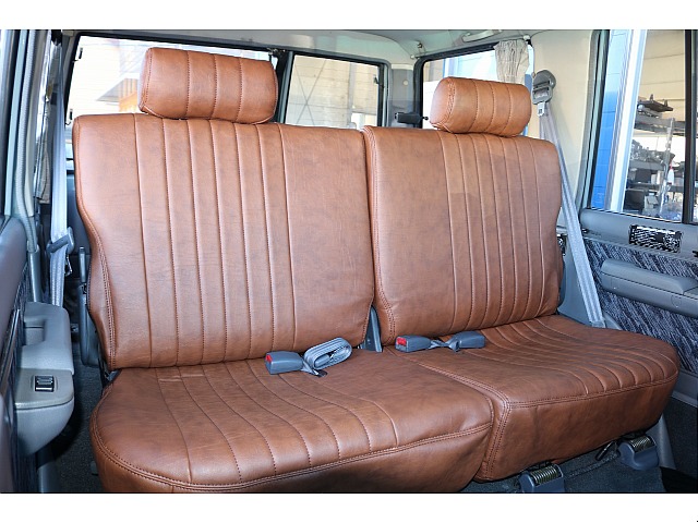 セカンドシートには、チャイルドシートの取り付けも可能です！小さいお子様がいるご家族でも、ファミリーカーとしてご利用出来ます♪