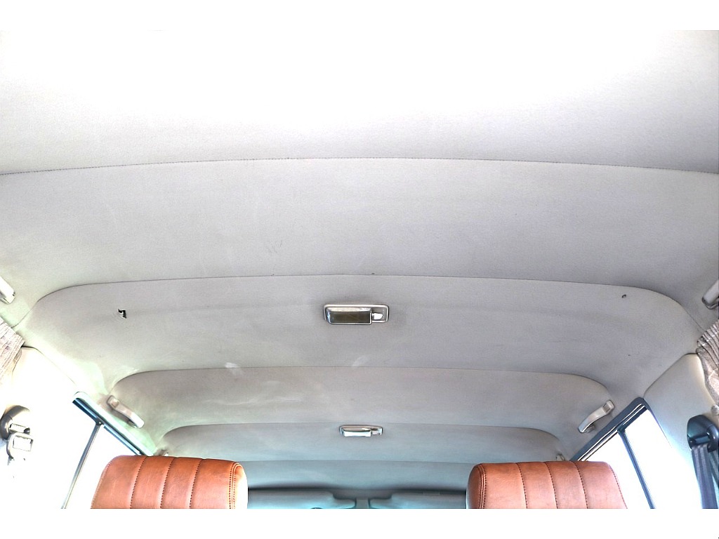 天張りになります！中古車ではたまにヤニ汚れで真っ黒なお車などもありますので中古車選びでは重要なチェックポイントです！