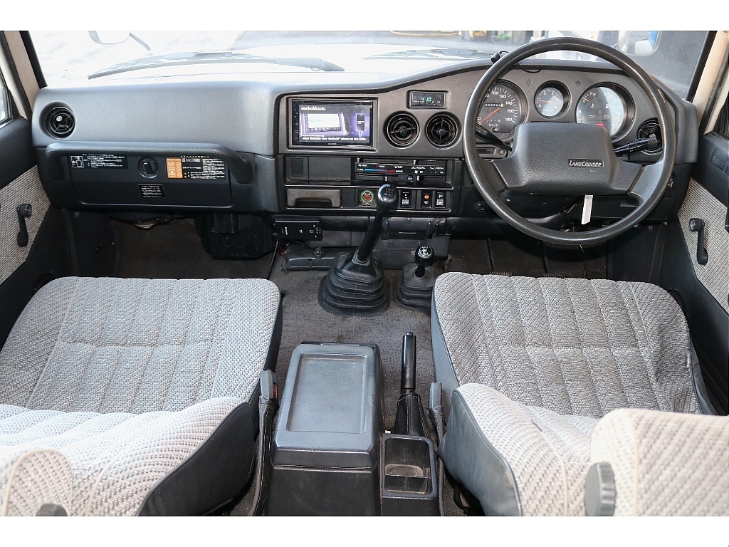 特徴のあるシートにレトロな車内の雰囲気がランクル好きにはたまりませんね♪