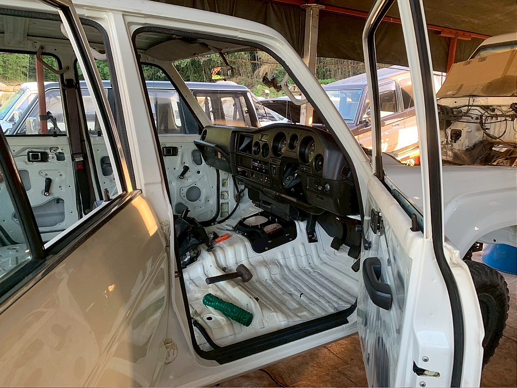 助手席側のセカンドシートの内張り