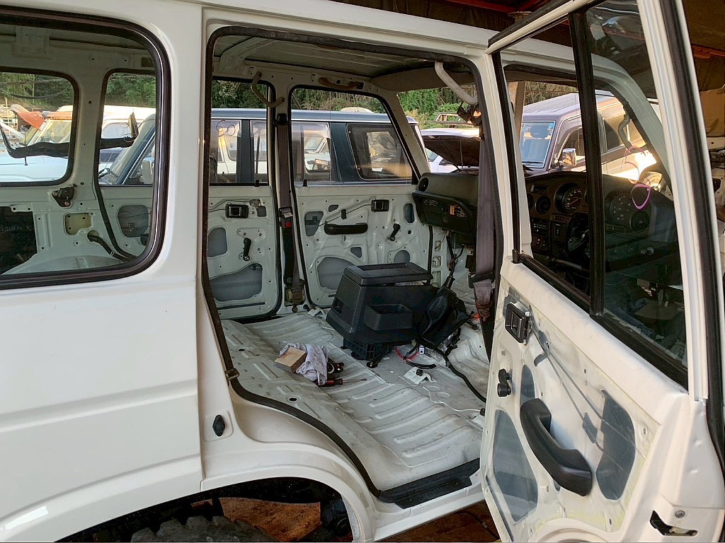 運転席側のセカンドシートの内張り