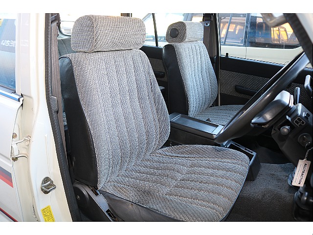 シートは純正となります。このシートがオススメです。