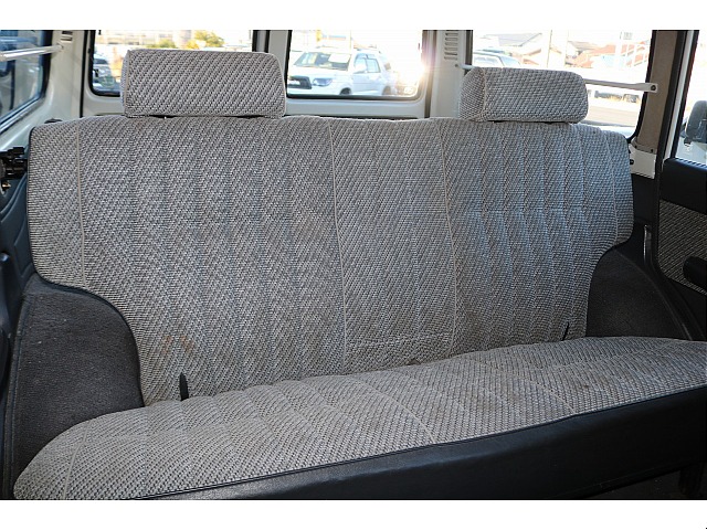 シートの隙間もなくゆったりとした2列目となります。ゲストの乗り心地が良いのもオーナー様としては嬉しいポイントですね◎