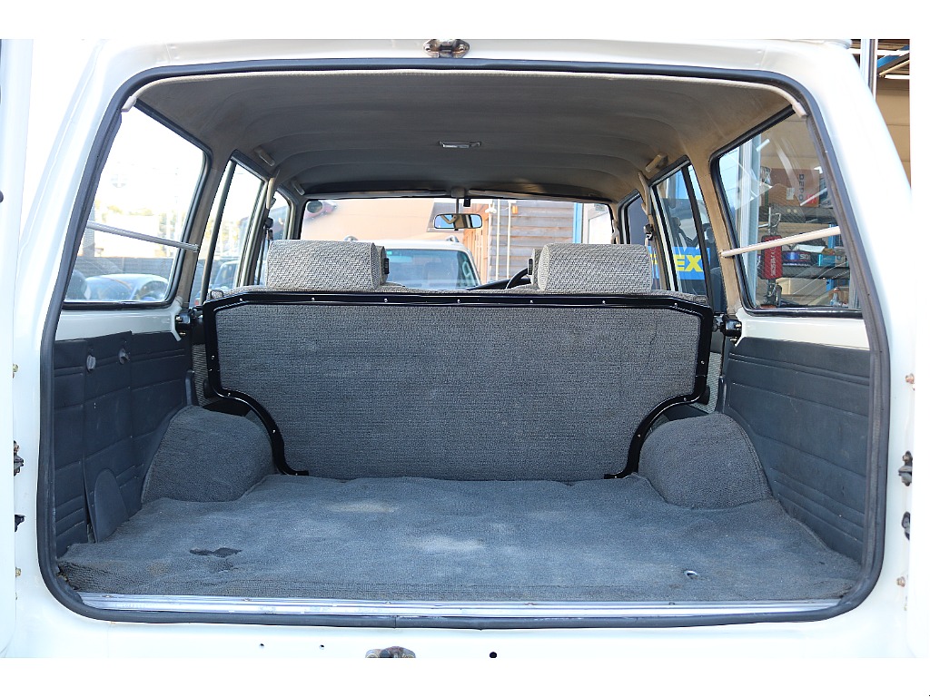 リヤゲートは観音扉なので用途に応じて開け閉め可能で便利です！！セカンドシート後ろには、しっかりとスペースがございますのでちょっとしたキャンプ用品等であれば楽々積むことができますよ！！