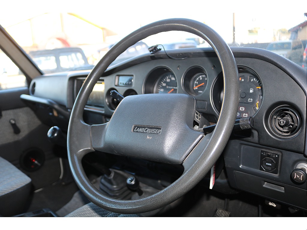 純正ステアリングになります。お好みでナルディへ交換もオシャレでオススメですよ！お気軽にご相談下さい。