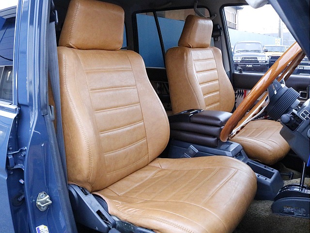 フロントシートは運転席の中でも、滞在時間が多くなりますし、皆さんのことを安全に目的地まで連れていくという重大な任務があります！快適な車内にするため、スタッフが一生懸命サポートします！