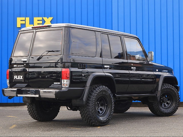 リアゲートは観音開きとなります。日常使いしやすい観音開きはファミリーカーとしてもおすすめです。