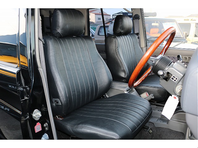 運転席はお車の中でも一番滞在時間が長くなる場所です。オーナー様のこだわりが詰まった特等席のサポートをさせて頂ければと思います。