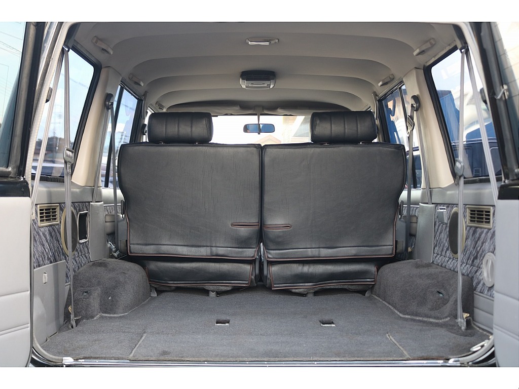 リアゲートは、観音扉となります！少ないスペースで開閉が可能となりますので狭い駐車場でも安心です★