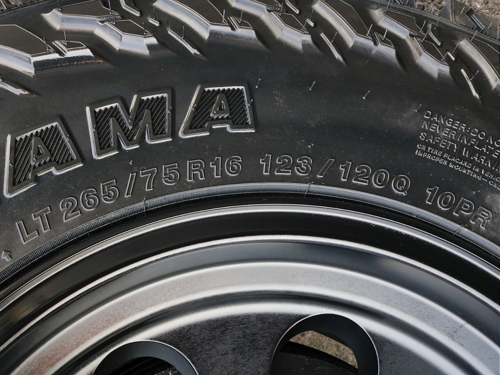 タイヤはYOKOHAMAジオランダーM/T（265/75/16）です