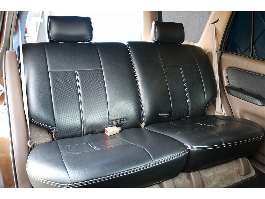 セカンドシートにもシートカバーを取り付けていますので、小さいお子様がジュースやお菓子をこぼしても、拭き取りが楽になりますので、奥様の強い味方です★