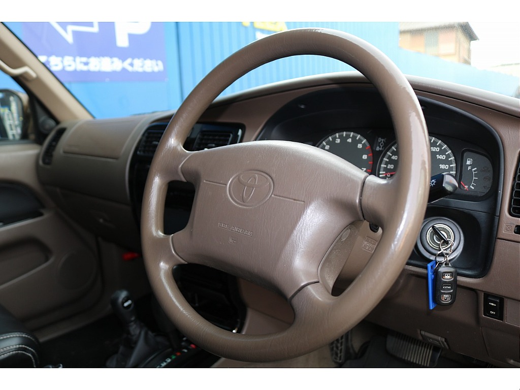 純正ステアリングになります。お好みでナルディへ交換もオシャレでオススメですよ！お気軽にご相談下さい。