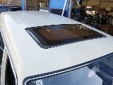 サンルーフからの太陽光により車内が明るくなることで解放感を感じることが出来ます！ルーフラックなどのカスタムも可能になりますのでお気軽にご相談ください！
