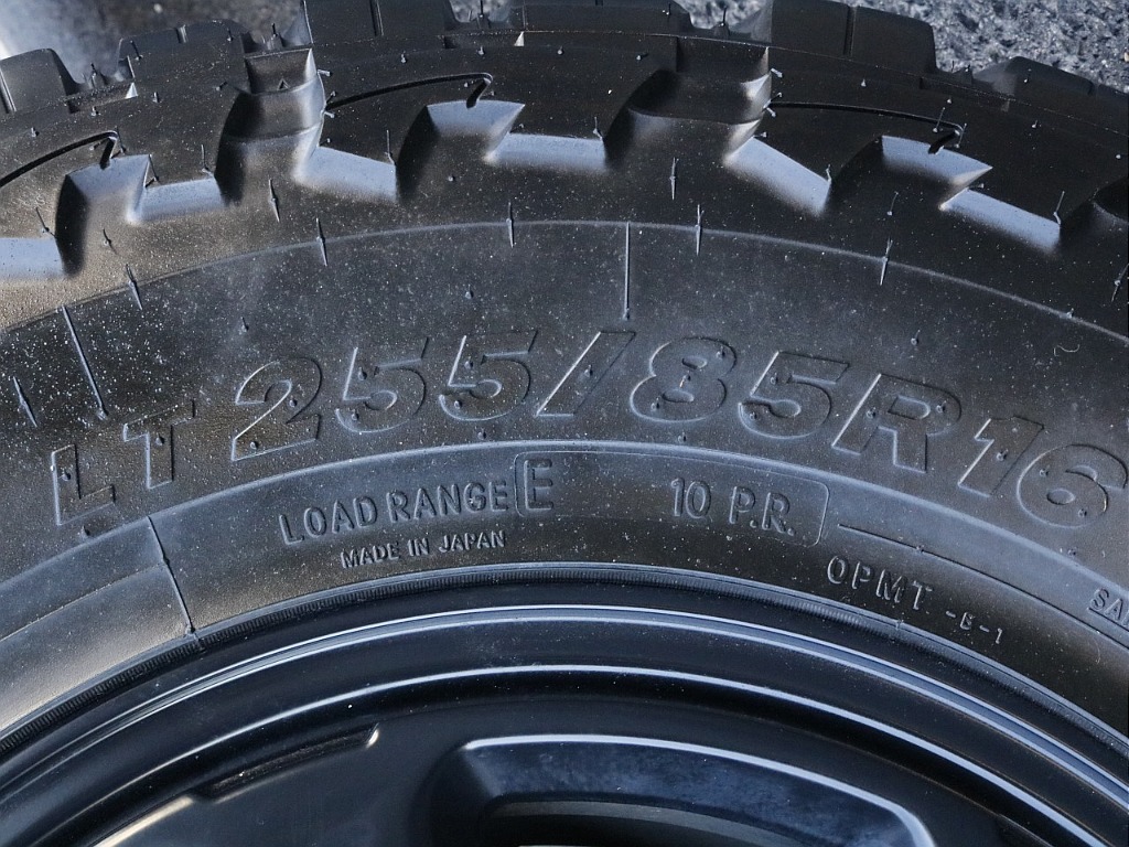 タイヤはオープンカントリー（255/85/16）です！