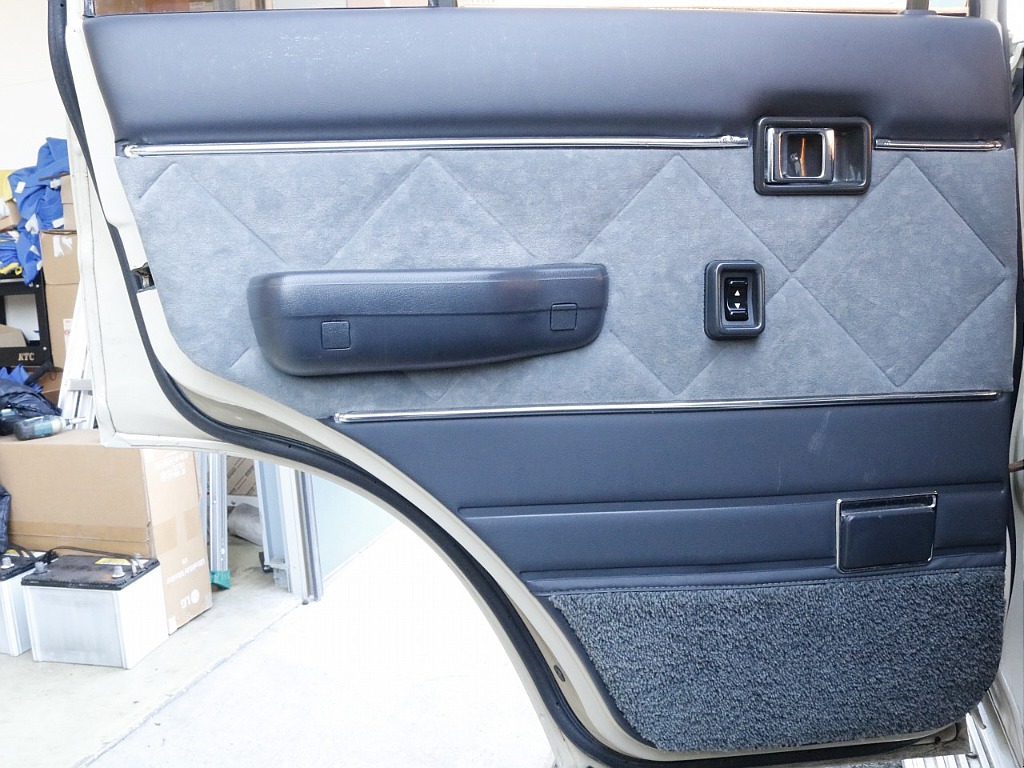 助手席側のセカンドシートの内張り