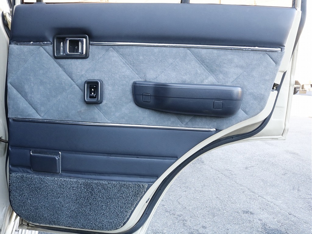 運転席側のセカンドシートの内張り