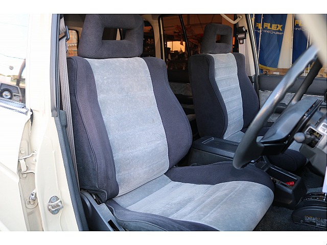 運転席はお車の中でも滞在時間が長くなる場所です。オーナー様のこだわりが詰まった特等席のサポートをさせて頂ければと思います。