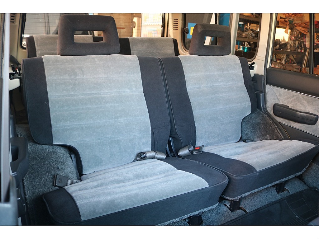 セカンドシートには、大人2人がゆったり座れるシート設計になります！長時間の移動でも快適に過ごせますよ～！